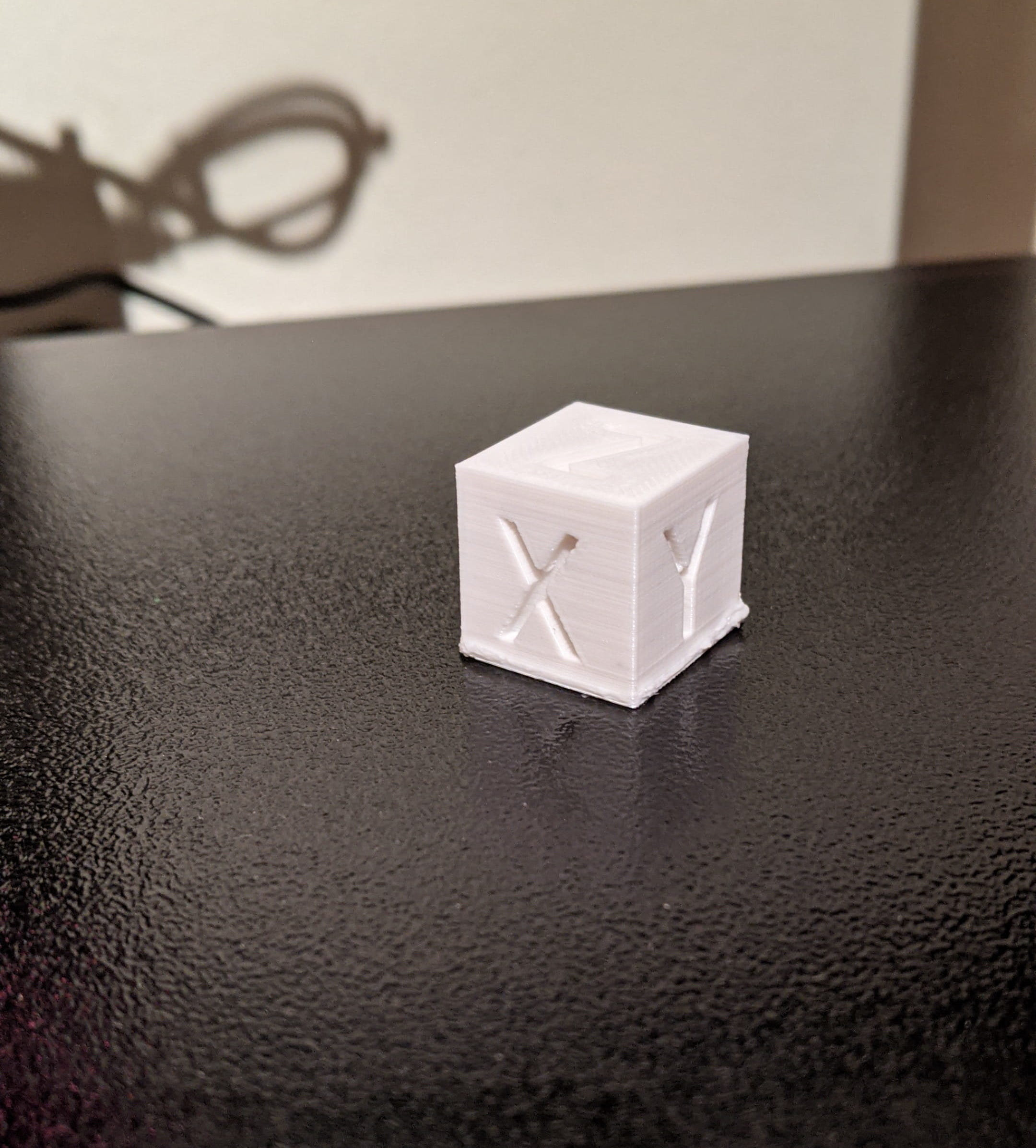 Unter den ersten Gegenständen die gedruckt wurden, war natürlich ein Calibration Cube: https://www.thingiverse.com/thing:1278865
